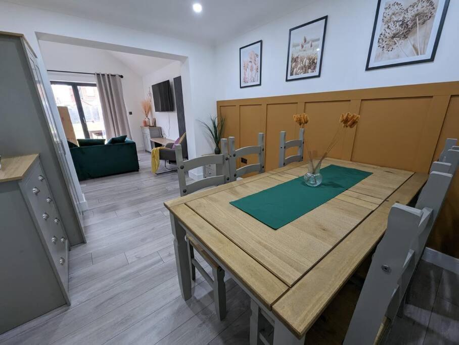 7 Guests - 4 Bedroom - Free Wi-Fi - Kettering Extérieur photo