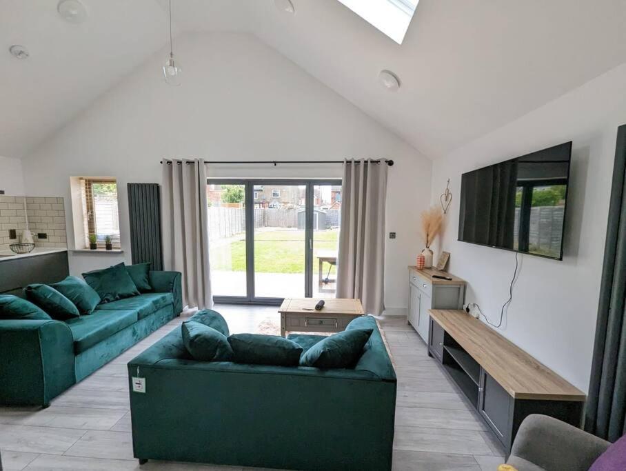 7 Guests - 4 Bedroom - Free Wi-Fi - Kettering Extérieur photo