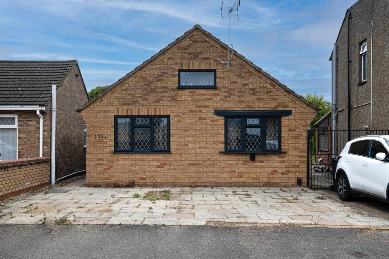 7 Guests - 4 Bedroom - Free Wi-Fi - Kettering Extérieur photo
